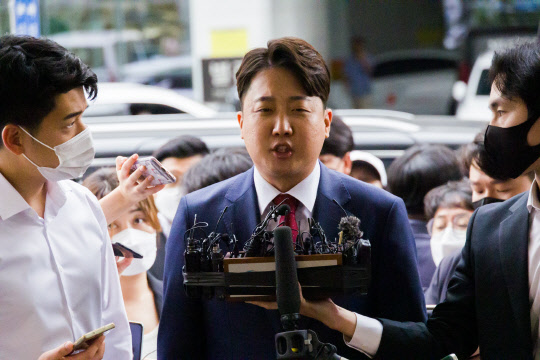 이준석 전 국민의힘 대표가 지난 9월14일 오전 서울 양천구 서울남부지방법원에서 열린 국민의힘 당헌 효력 정지 가처분 심문에 출석하며 취재진 질문에 답하고 있다.<국회사진기자단·연합뉴스>